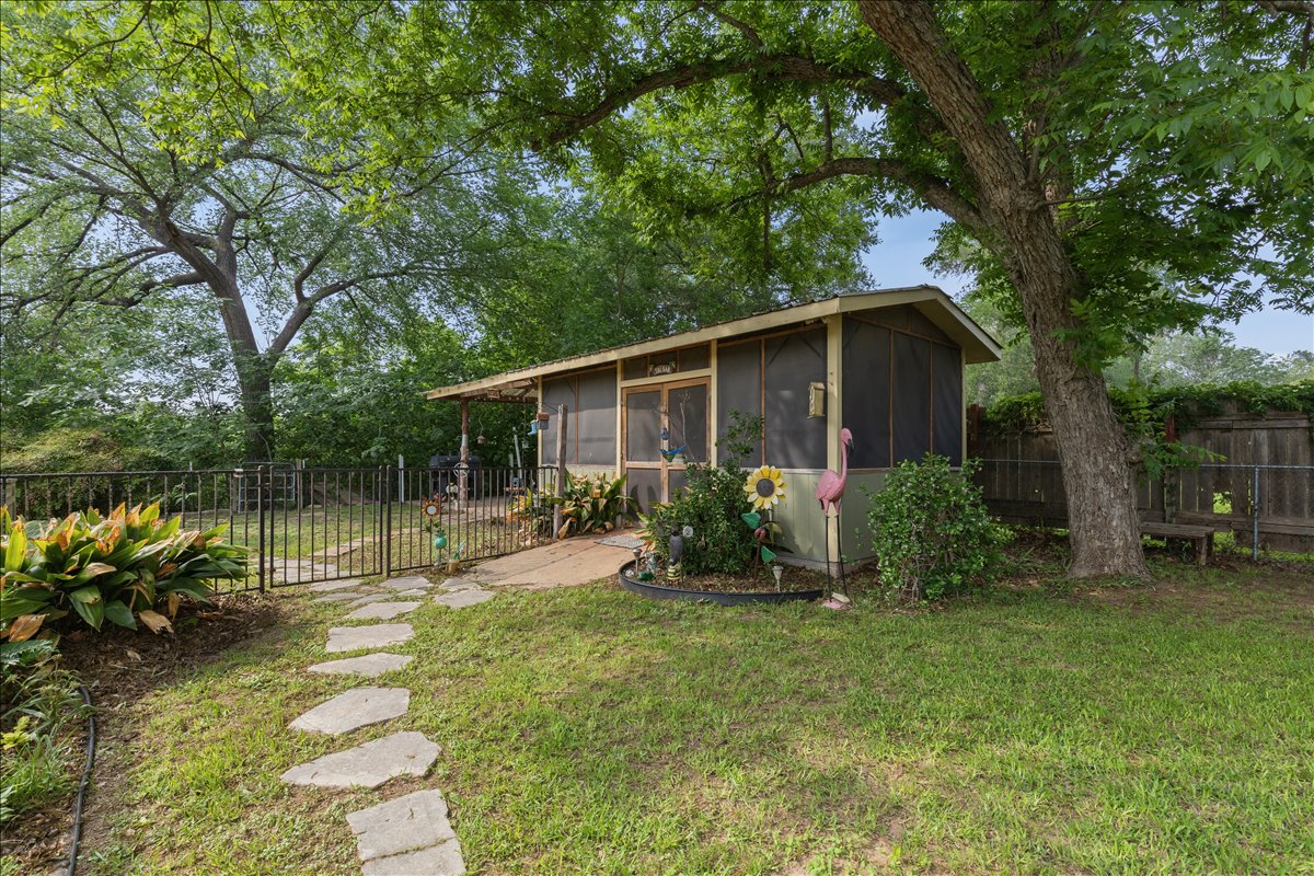 3122 River Road Cedar Creek, TX 78612 - Photo 27 of 37 Screened-in Room
10'x20'