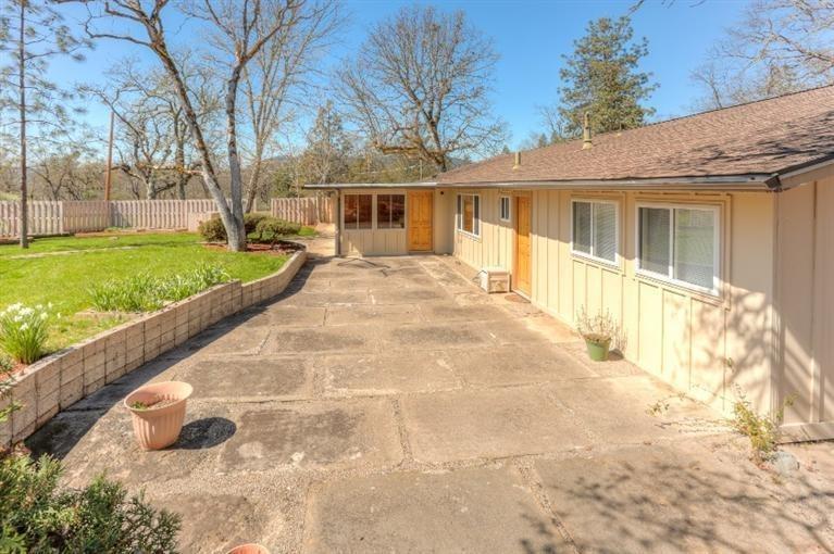11396 Duggan Road White City, OR 97503 - Photo 23 of 30 Back patio.