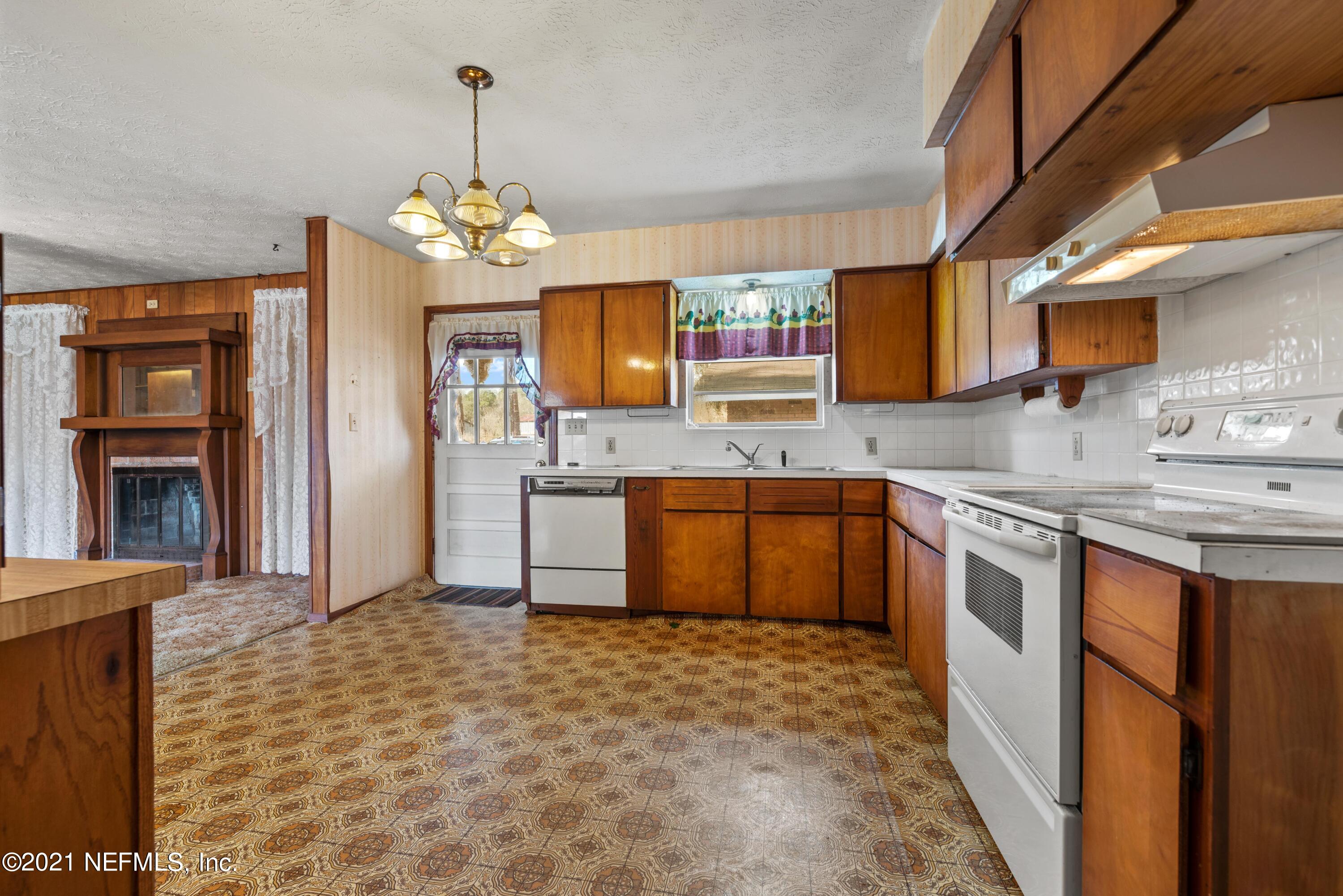 4282 Yellow Water Road Jacksonville, FL 32234 - Photo 14 of 32 Kitchen