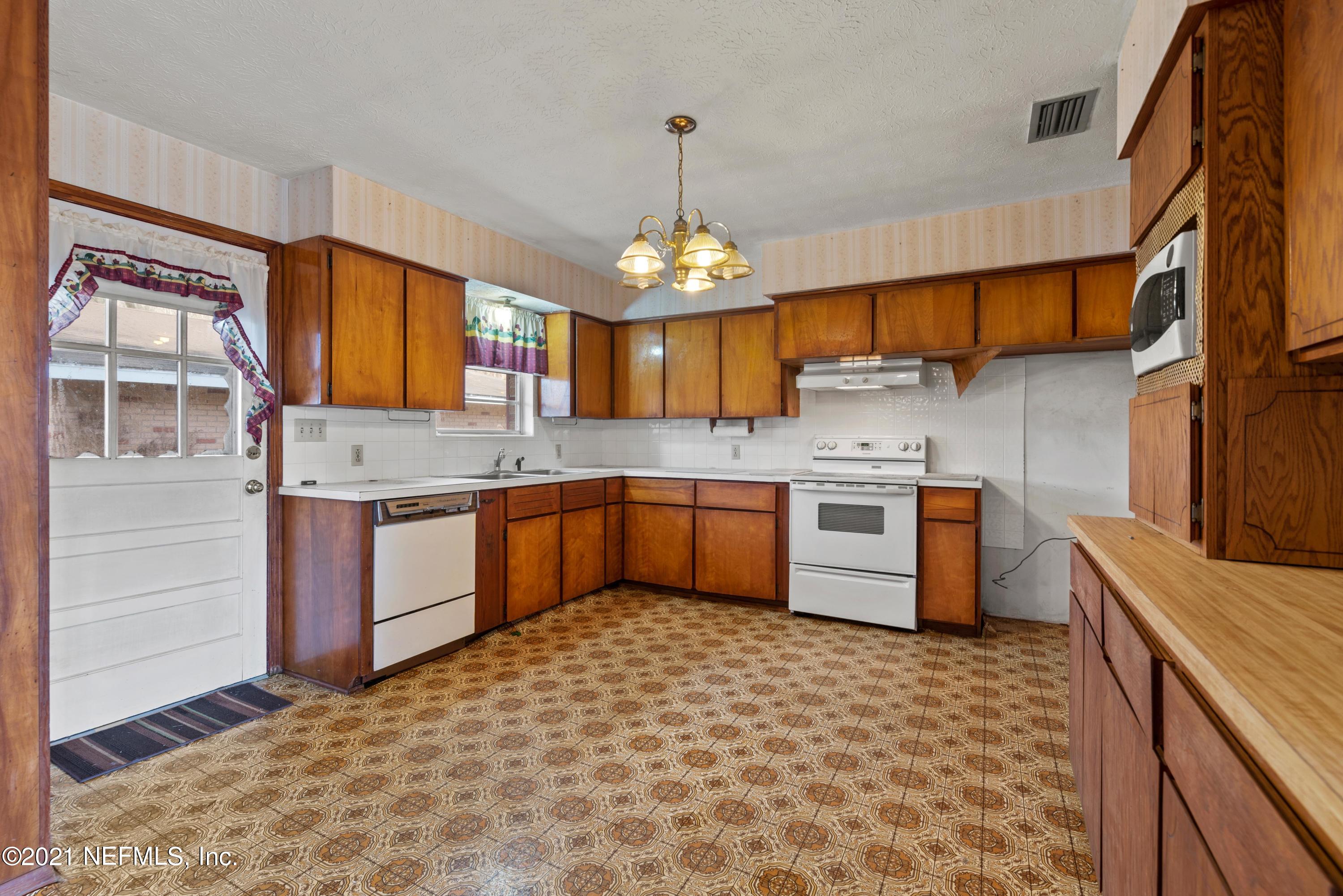 4282 Yellow Water Road Jacksonville, FL 32234 - Photo 16 of 32 Kitchen