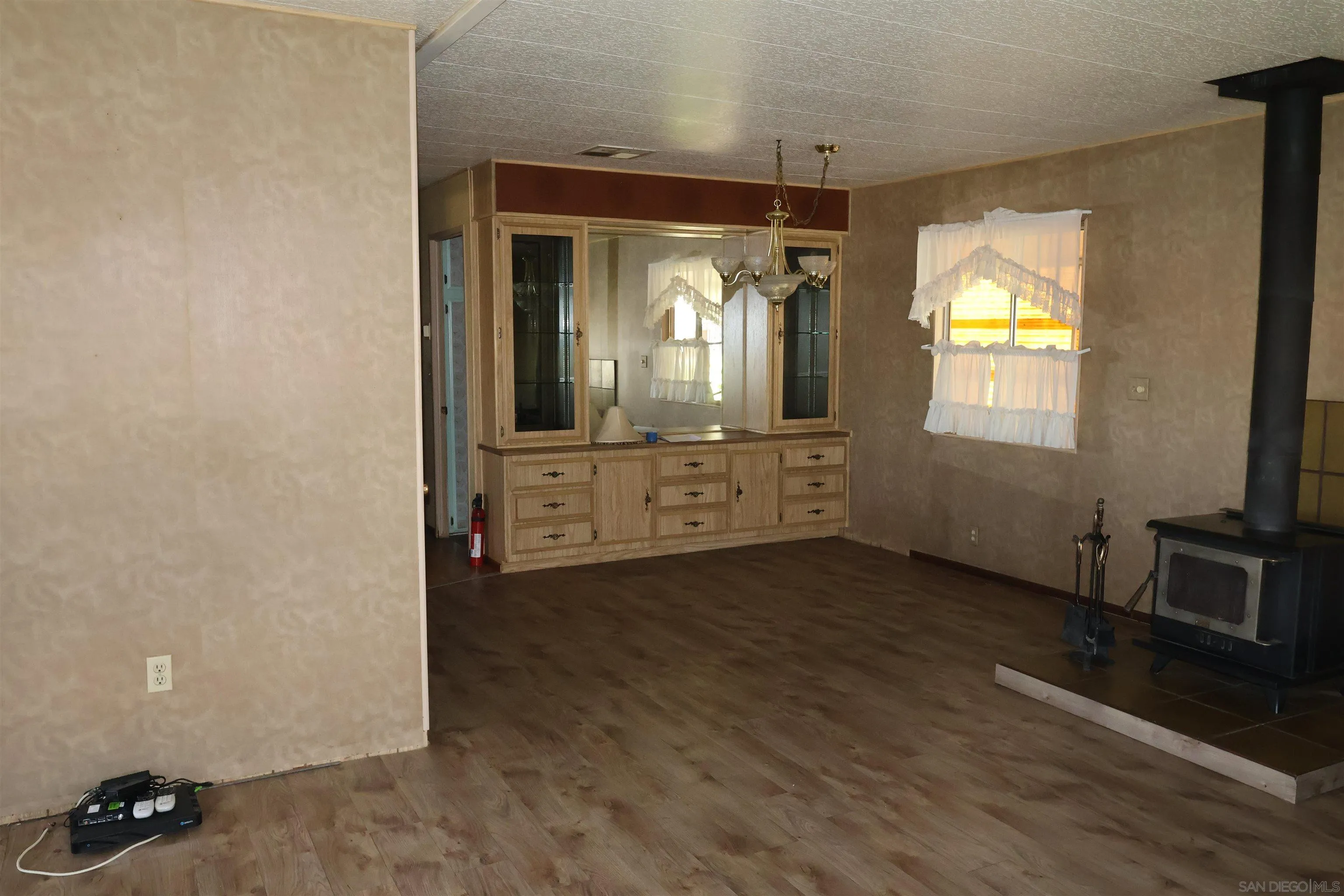 4747 Oak Crest Road, Unit 48 Fallbrook, CA 92028 - Photo 8 of 22 an empty room with mirror and entrance