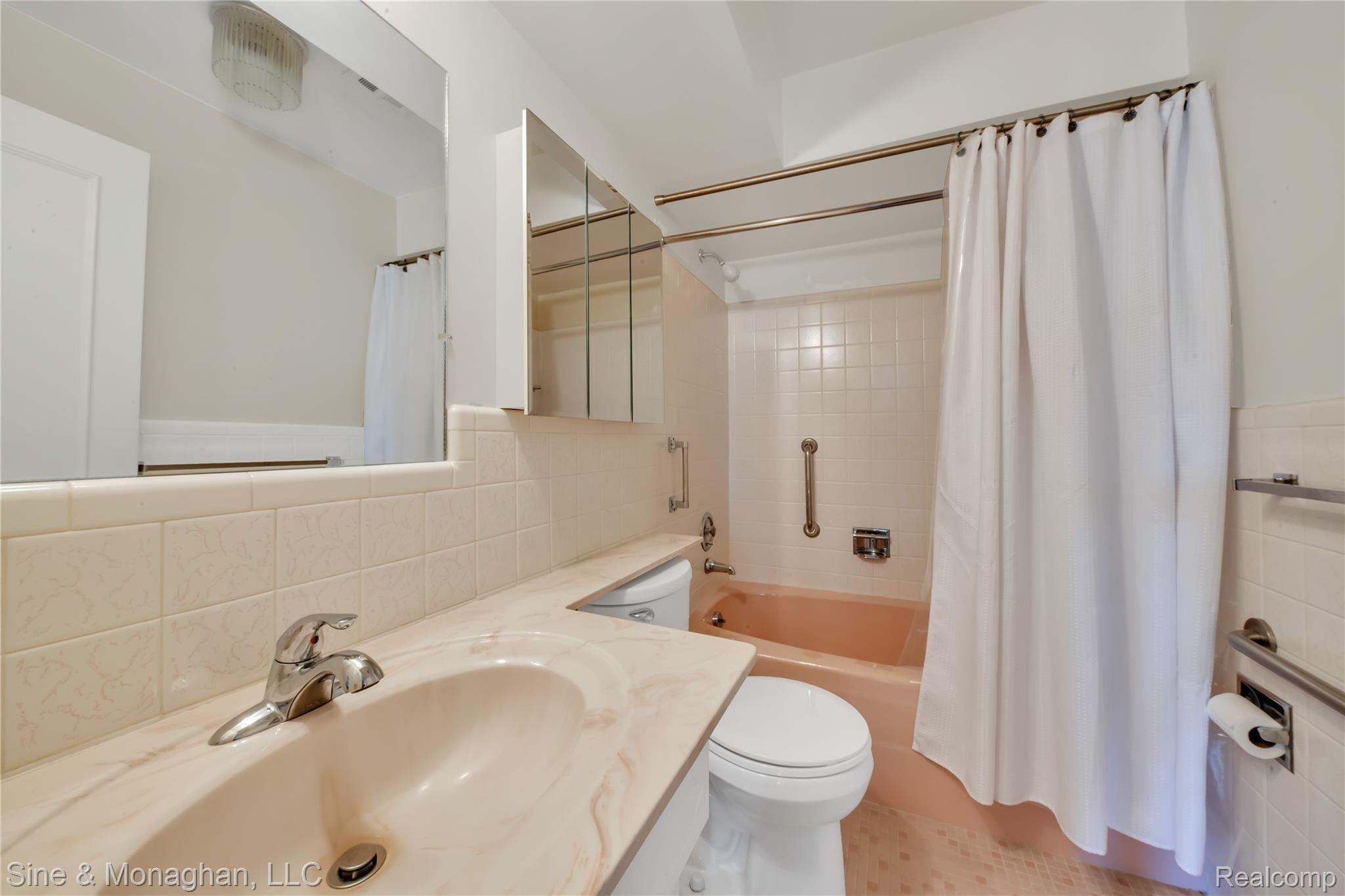 1750 Vernier Road, Unit 19 Grosse Pointe, MI 48236 - Photo 13 of 24 1750 Vernier Rd Apt #19 - HD Drone Photography-17.jpg