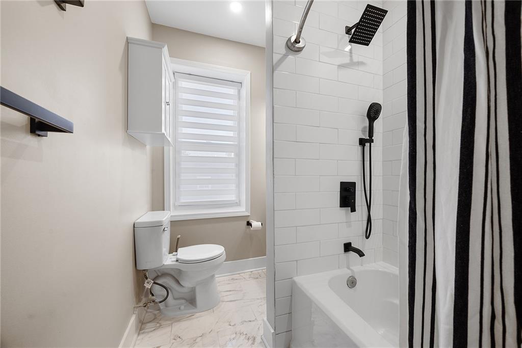 106 44th Street Pittsburgh, PA 15201 - Photo 27 of 41 a bathroom with a bathtub and a toilet