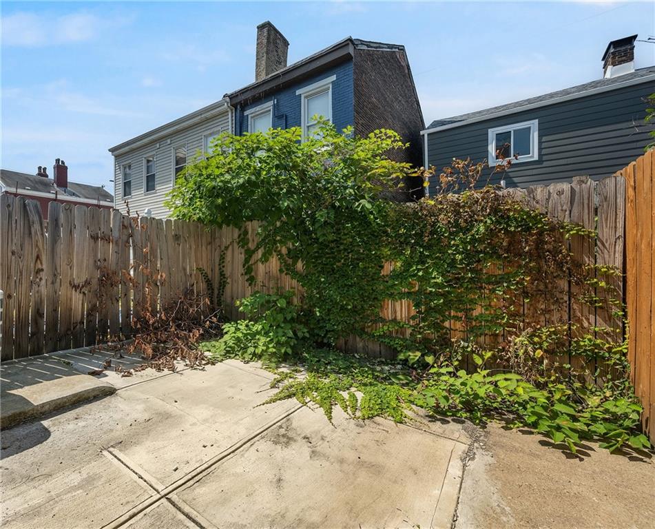 106 44th Street Pittsburgh, PA 15201 - Photo 31 of 41 a house view with a garden space