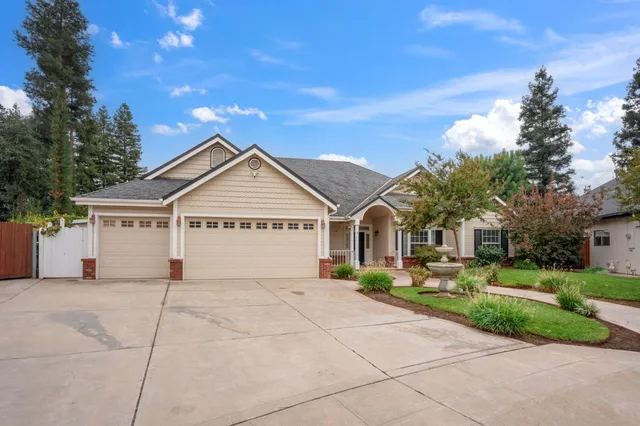 a view of house and outdoor space