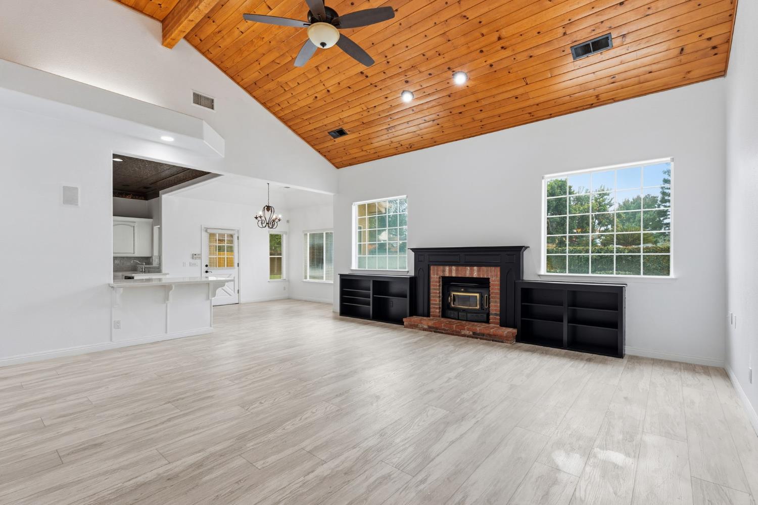 602 Fallbrook Avenue Clovis, CA 93611 - Photo 5 of 42