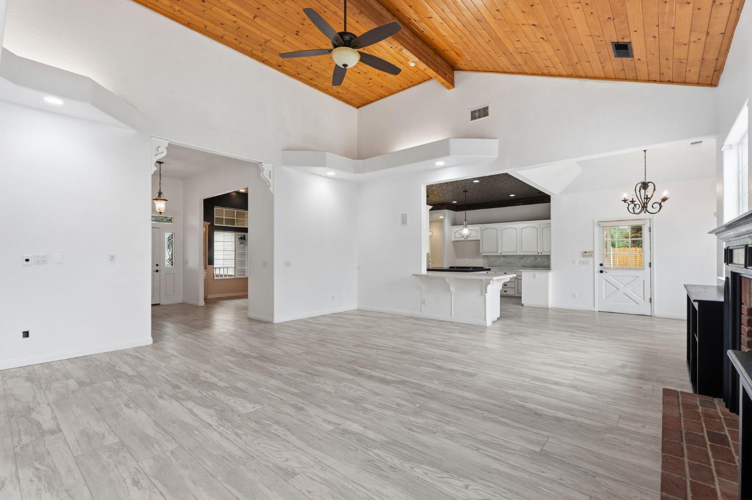 602 Fallbrook Avenue Clovis, CA 93611 - Photo 7 of 42