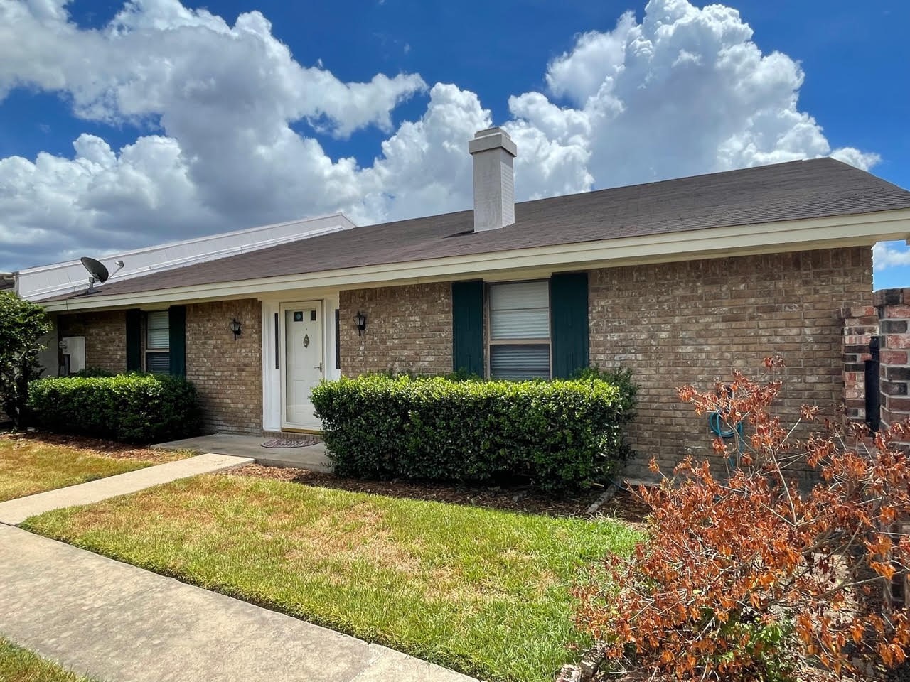 1732 Ave C, Unit A El Campo, TX 77437 - Photo 2 of 22 a front view of a house with garden