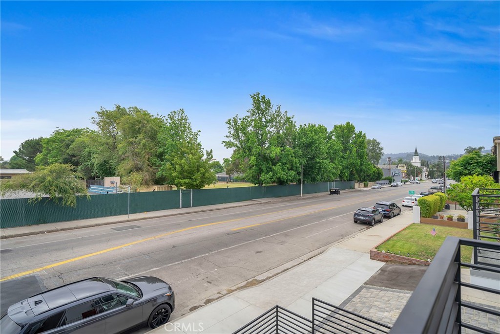 4453 Colfax Avenue, Unit 2 Studio City, CA 91602 - Photo 9 of 60 a view of a yard from a balcony