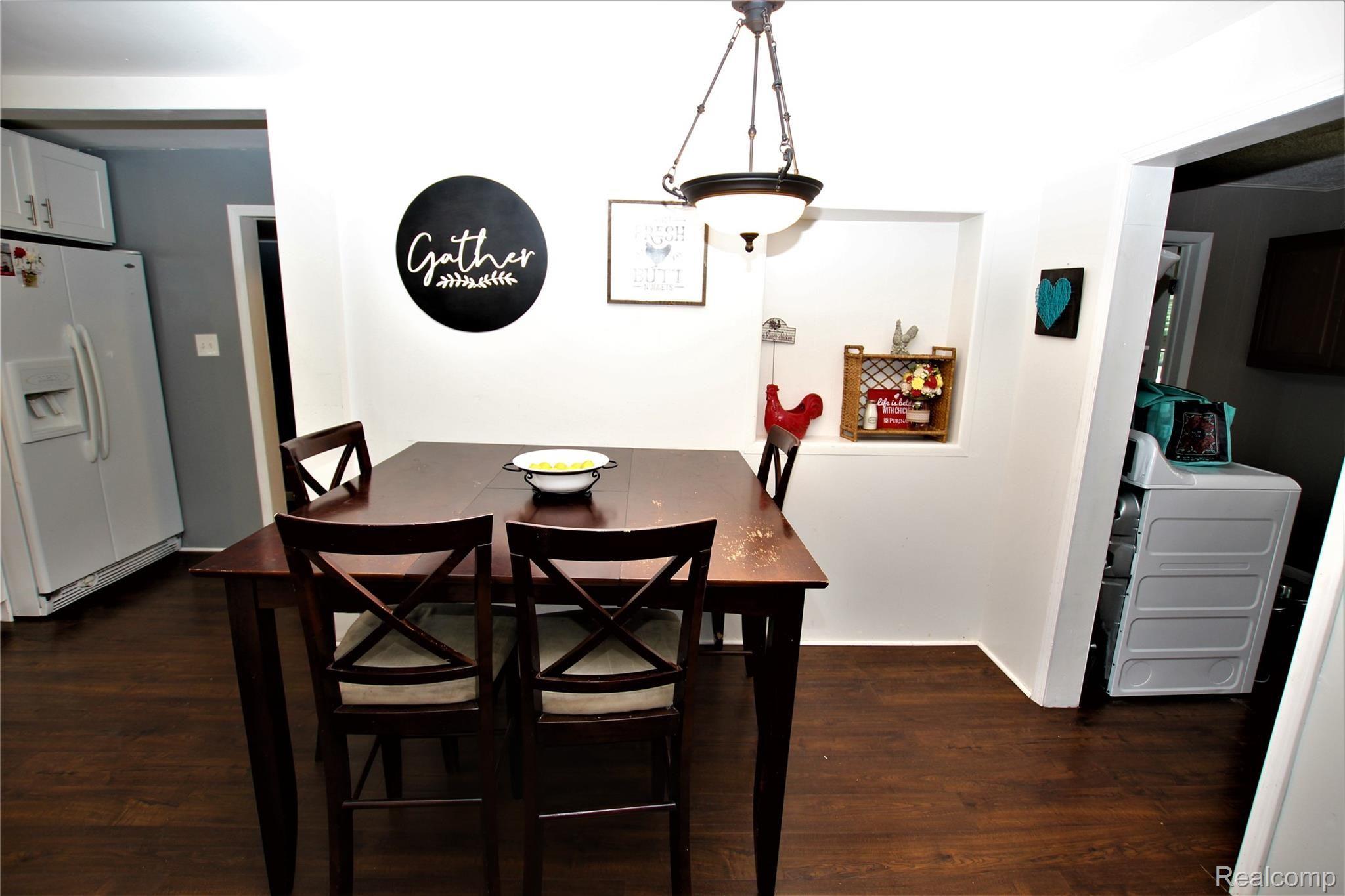 402 East Road Holly, MI 48442 - Photo 6 of 15 dining area.jpg