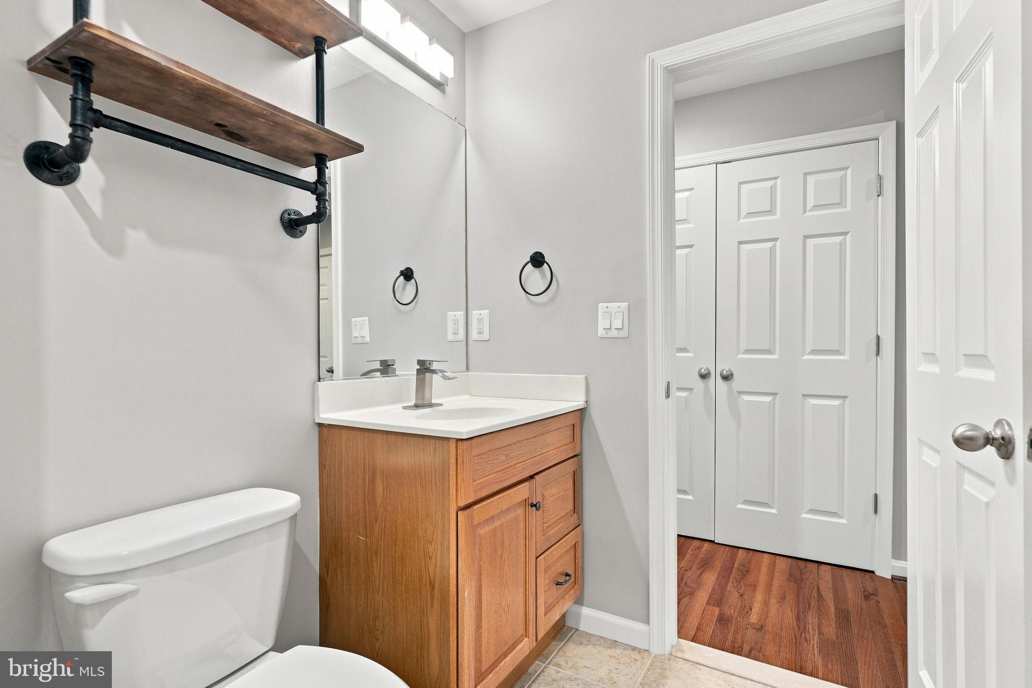 25678 Pleasant Valley Road Chantilly, VA 20152 - Photo 14 of 56 Guest Bath