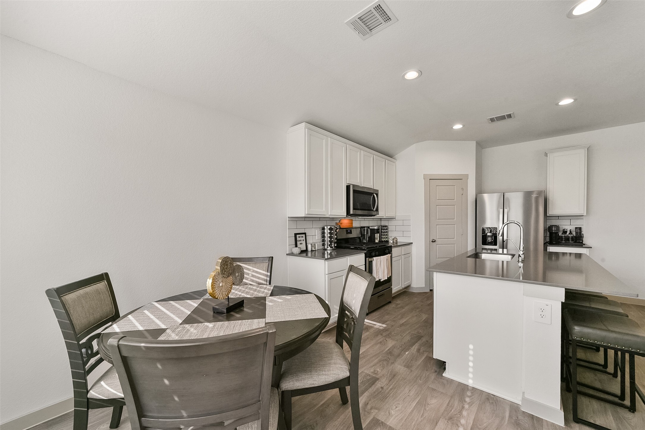 7834 Golden Rubia Lane Rosharon, TX 77583 - Photo 12 of 28 Dining area