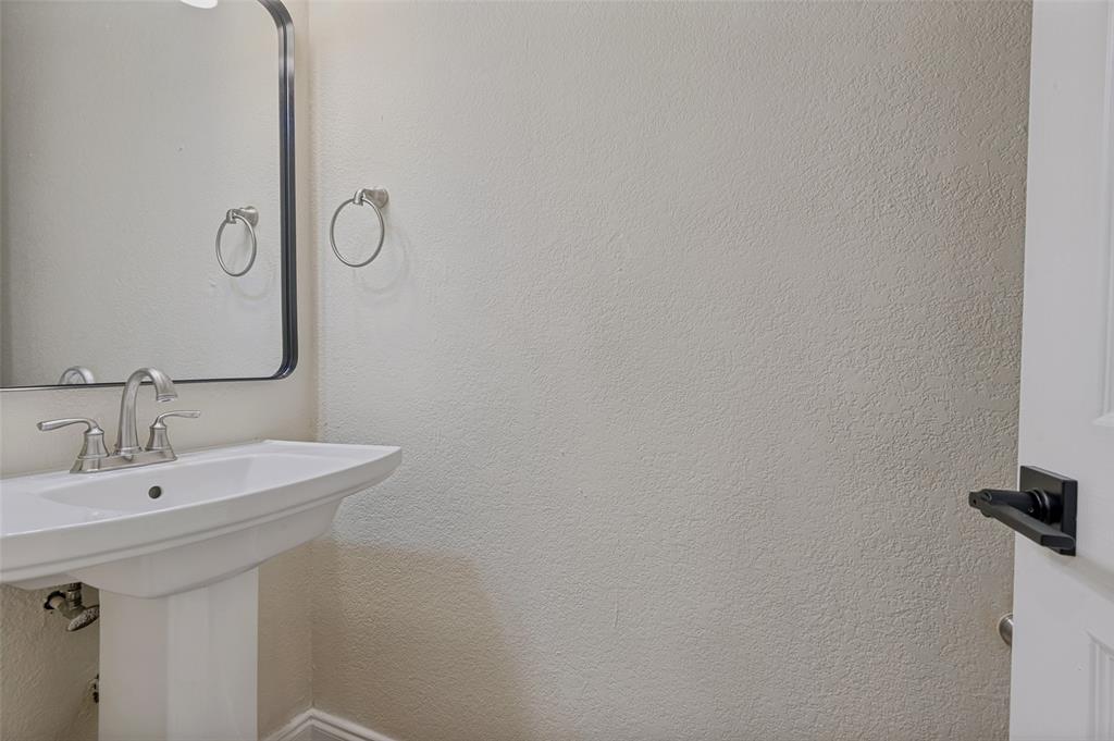 4505 North O'Connor Road, Unit 1121 Irving, TX 75062 - Photo 15 of 34 a bathroom with a sink and mirror