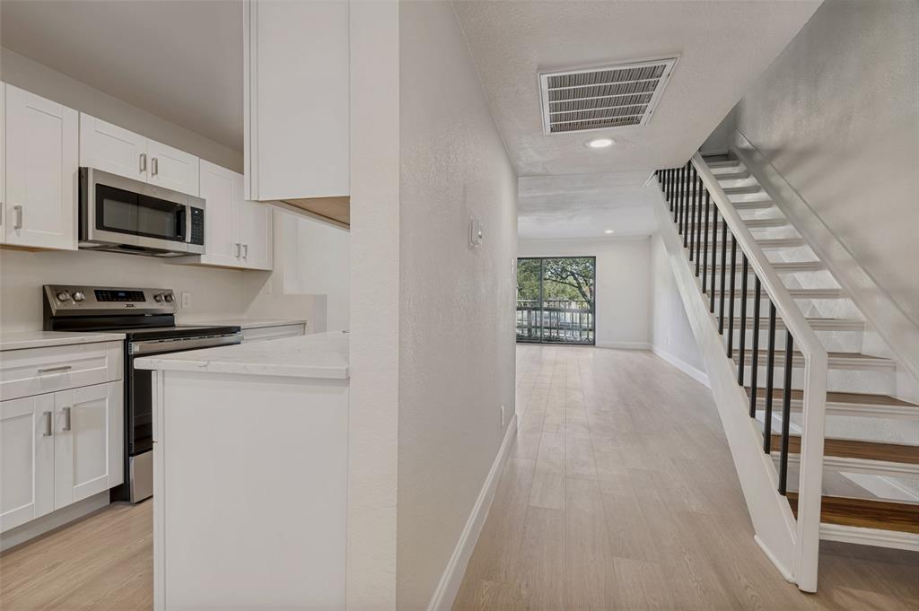 4505 North O'Connor Road, Unit 1121 Irving, TX 75062 - Photo 10 of 34 a view of a kitchen with an oven