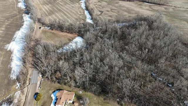 a view of a houses with yard
