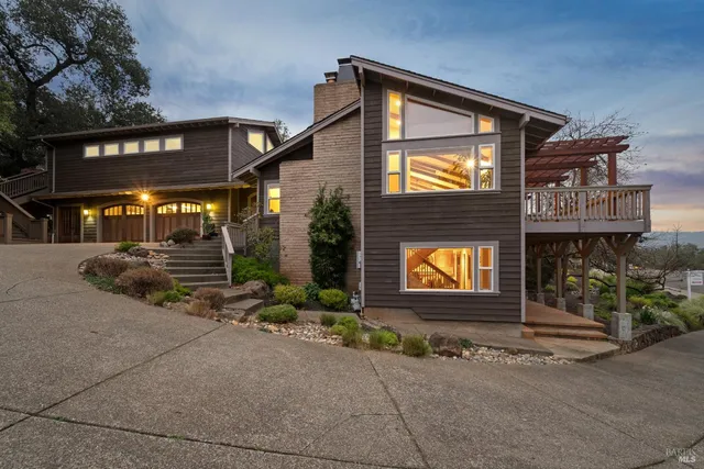 $2,000,000 | 2016 Park Vista Court, Santa Rosa, CA 95405