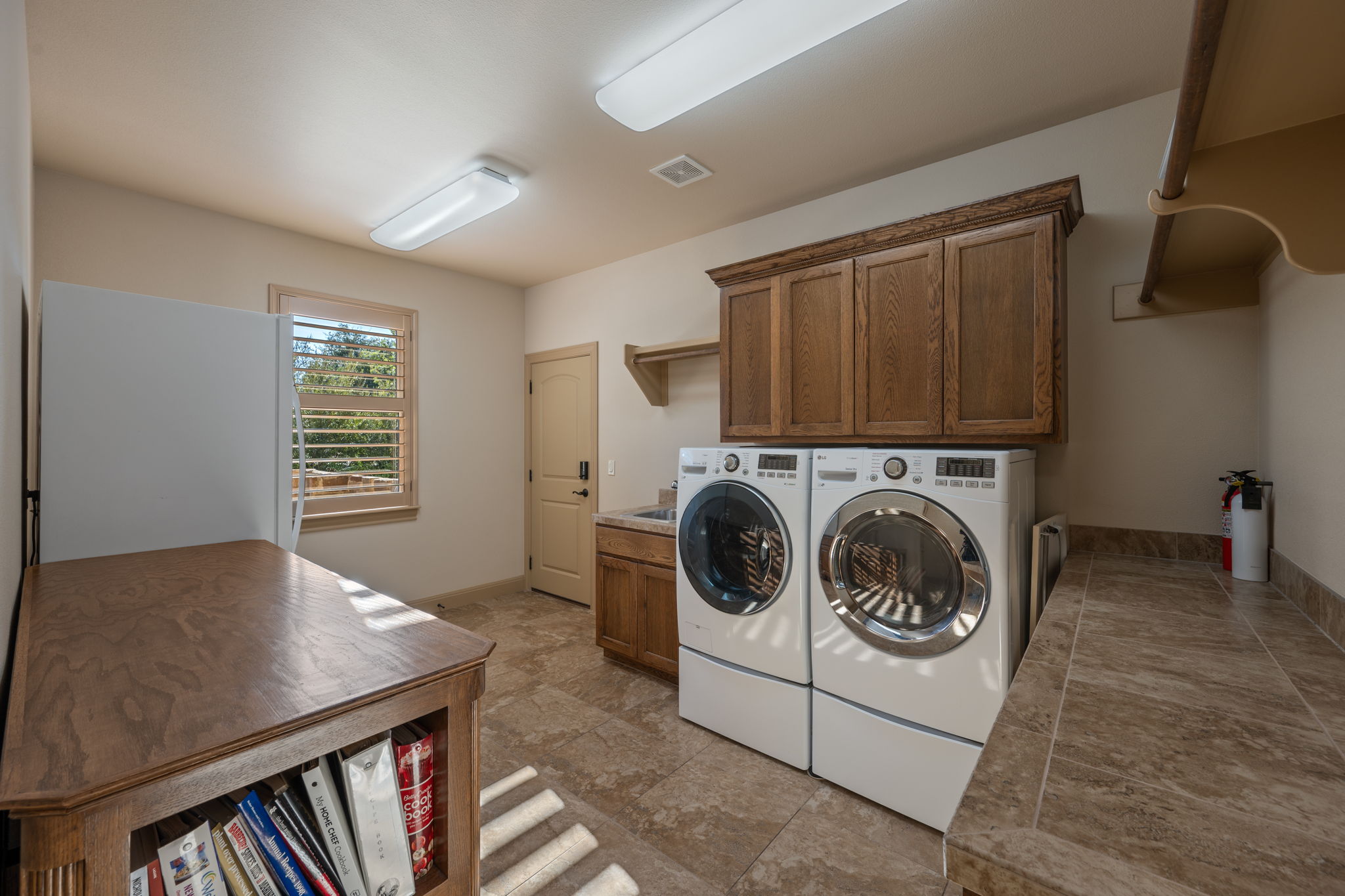 204 Overlook Court Georgetown, TX 78628 - Photo 20 of 33 HUGE laundry room with sink!