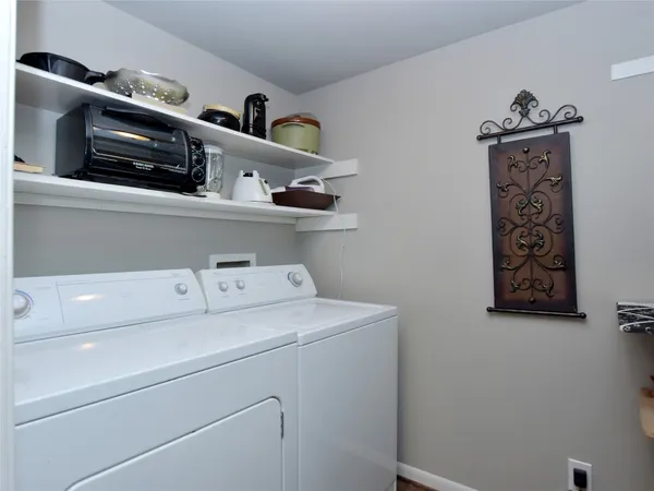 $2,400 | 222 Lido Street, Unit J2, Lakeway, TX 78734