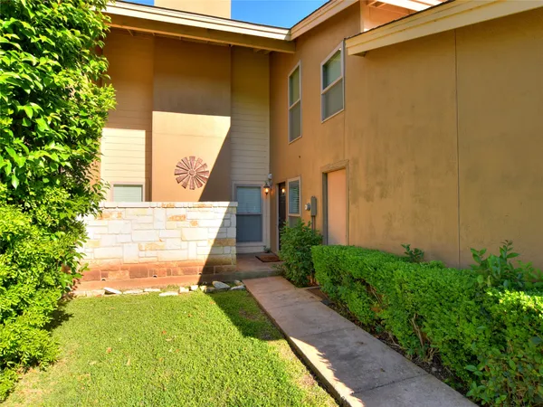 $2,400 | 222 Lido Street, Unit J2, Lakeway, TX 78734