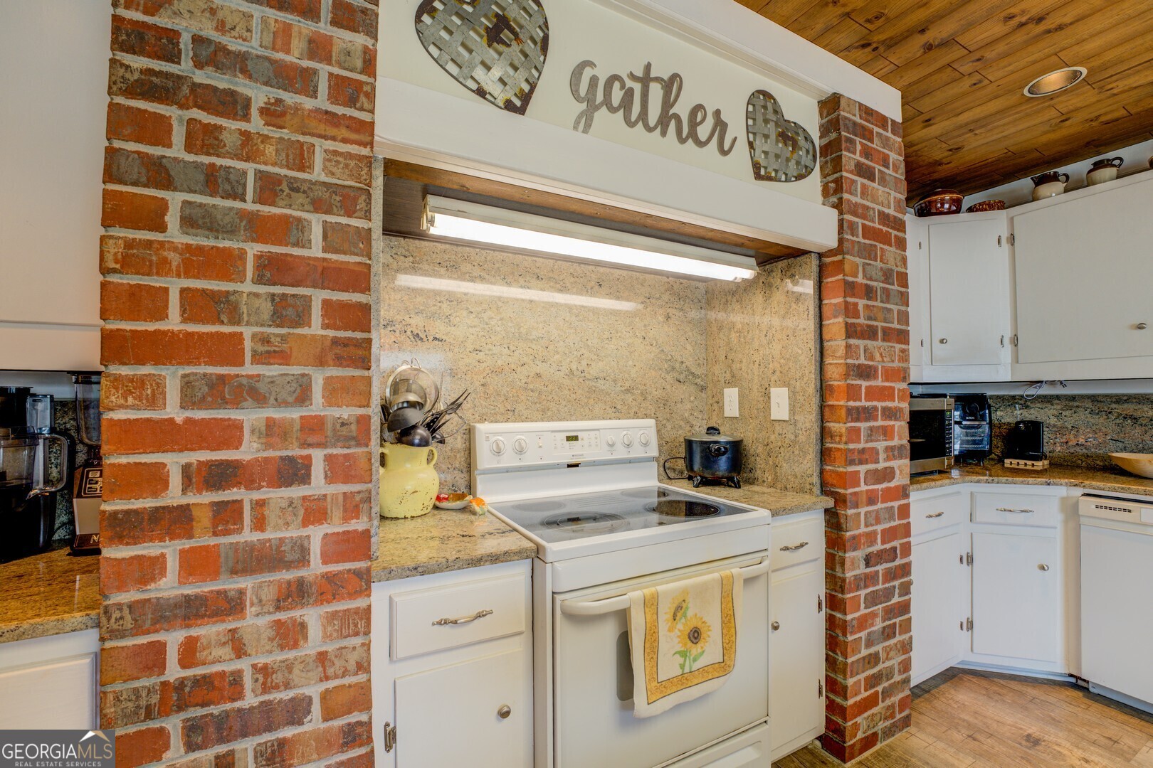 171 Blackberry Road Jackson, GA 30233 - Photo 25 of 78 a kitchen with a stove a sink and a refrigerator