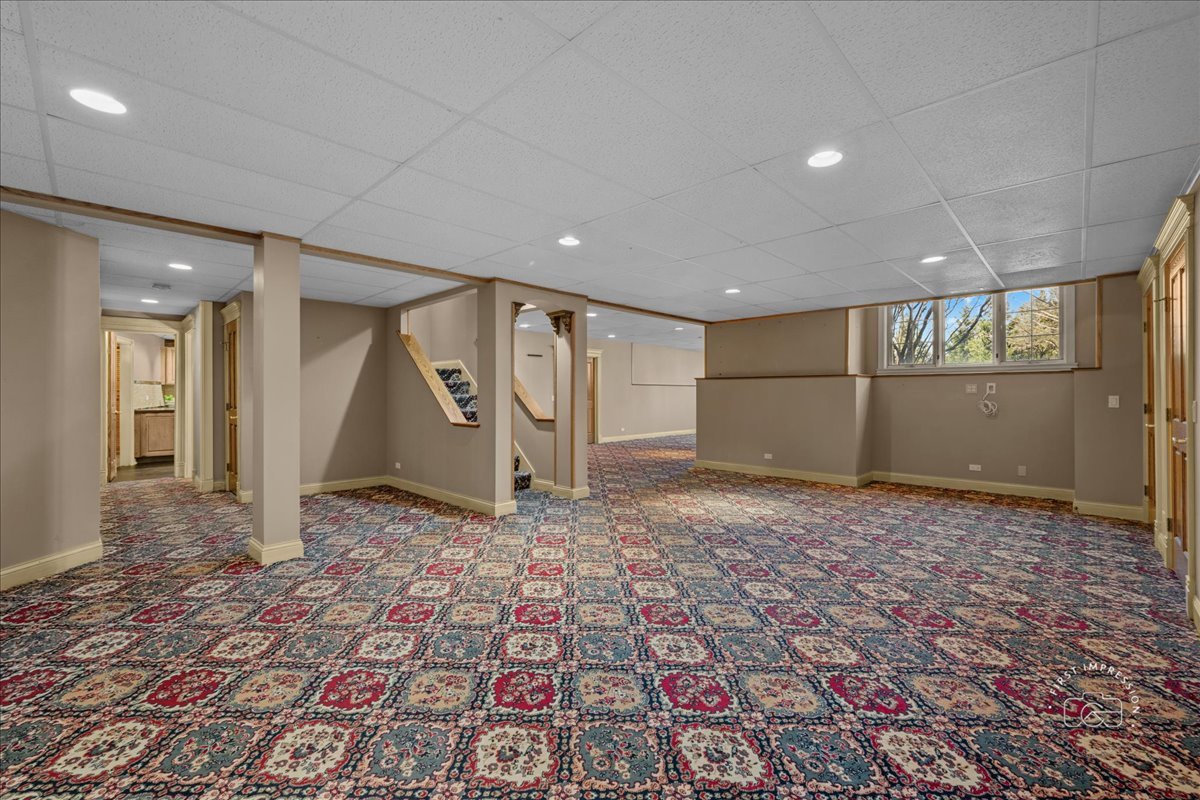 5N214 Wilton Croft Road St. Charles, IL 60175 - Photo 22 of 37 a view of a hallway