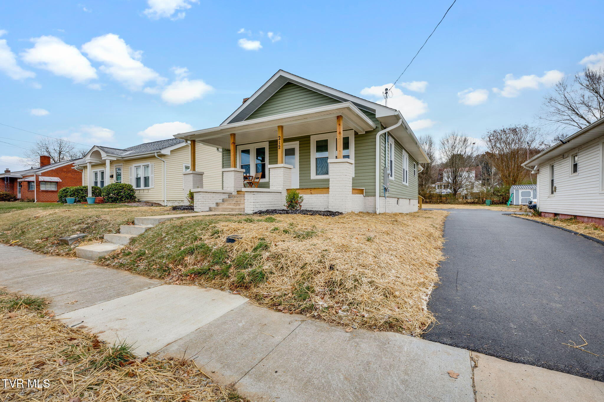 212 West H Street Elizabethton, TN 37643 - Photo 2 of 25 002