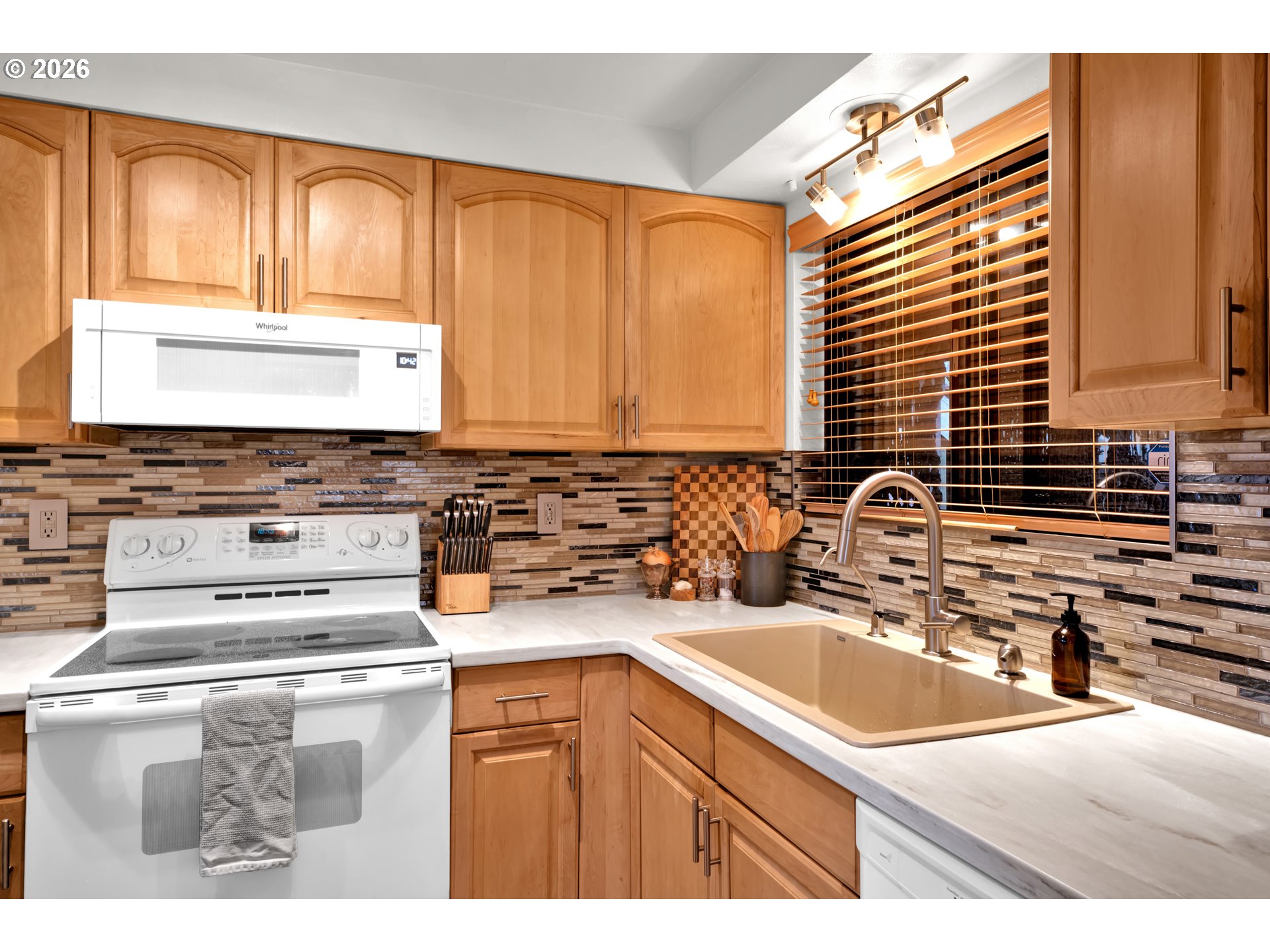 126 Treehill Loop Eugene, OR 97405 - Photo 11 of 35 a kitchen with appliances a sink and a window