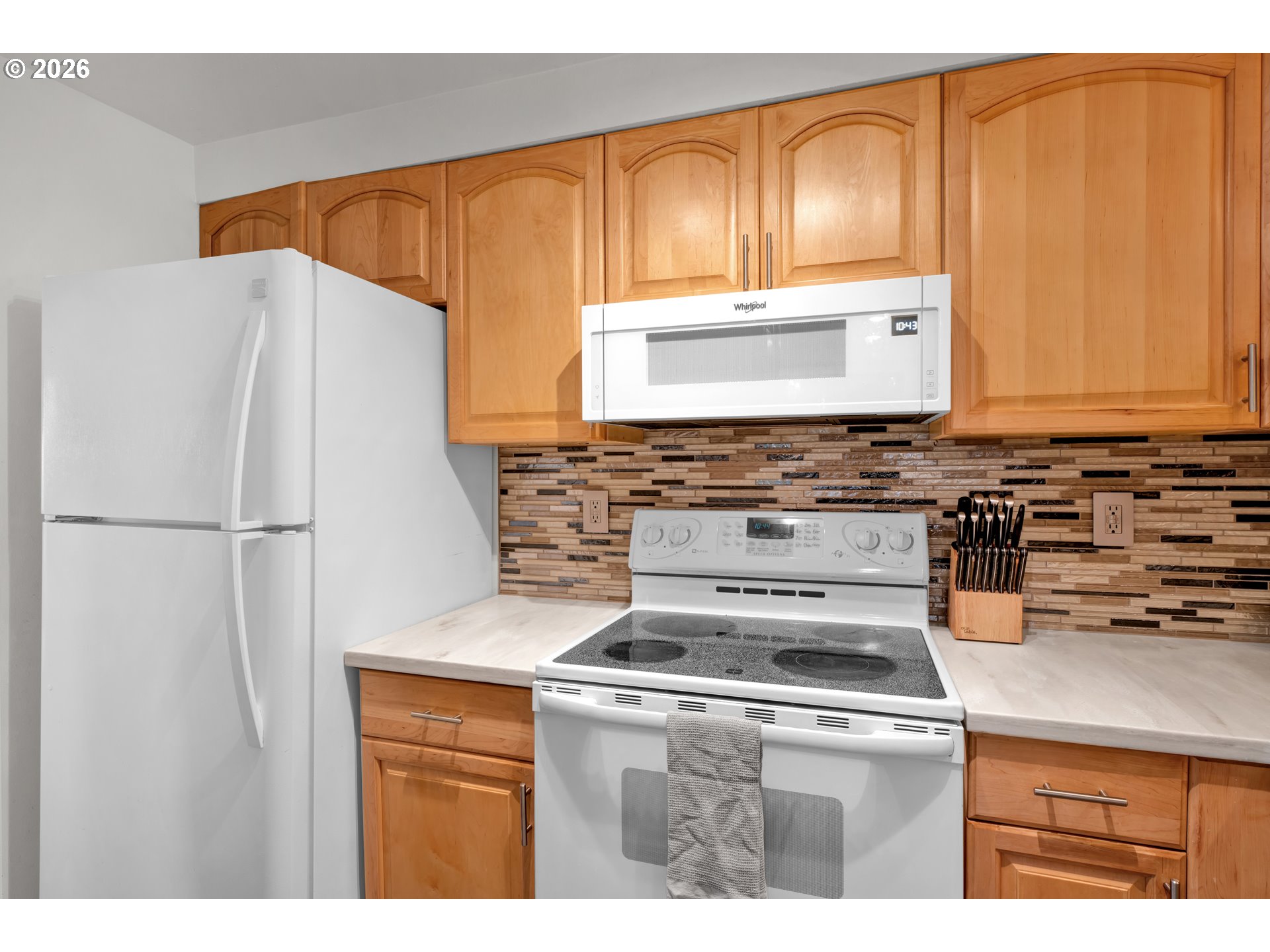 126 Treehill Loop Eugene, OR 97405 - Photo 13 of 35 a kitchen with a stove a refrigerator and a sink