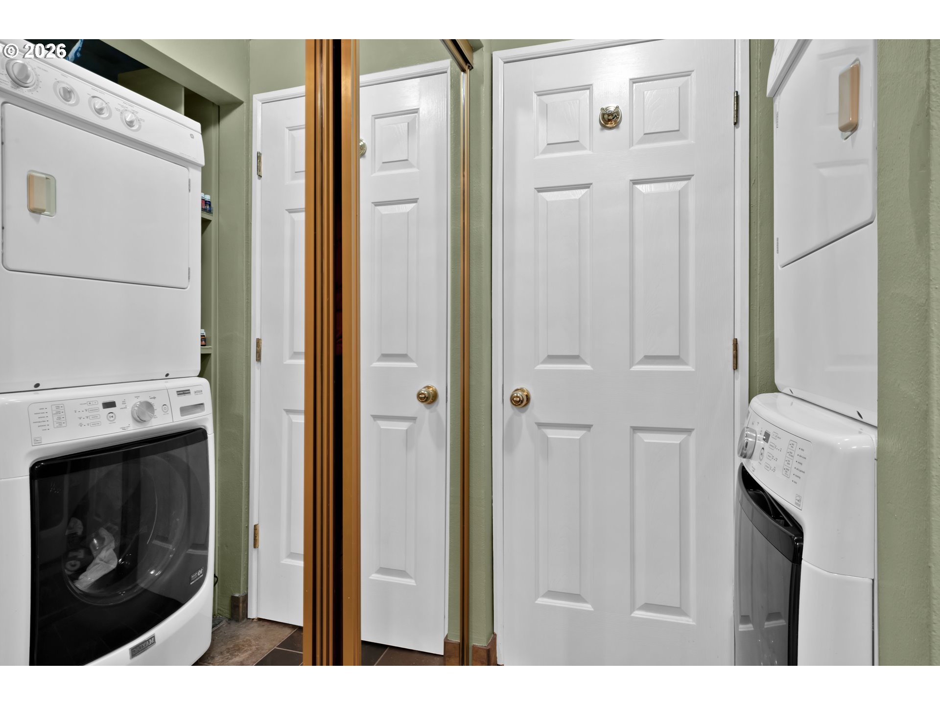 126 Treehill Loop Eugene, OR 97405 - Photo 22 of 35 a bathroom with a sink and a mirror