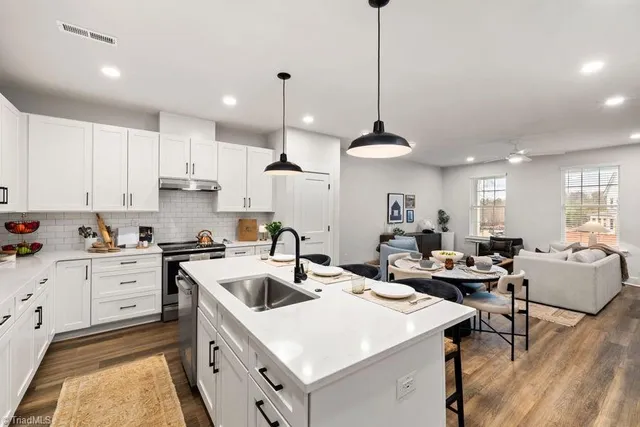 $3,105 | 1500 Highwoods Boulevard, Greensboro, NC 27410