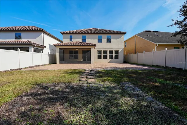 a view of a backyard