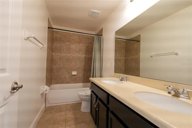 a view of empty room with windows