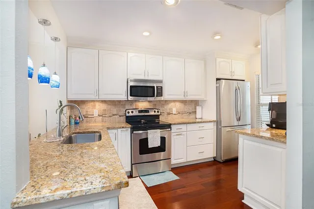 $570,000 | 5203 Bayshore Boulevard, Unit 11, Tampa, FL 33611