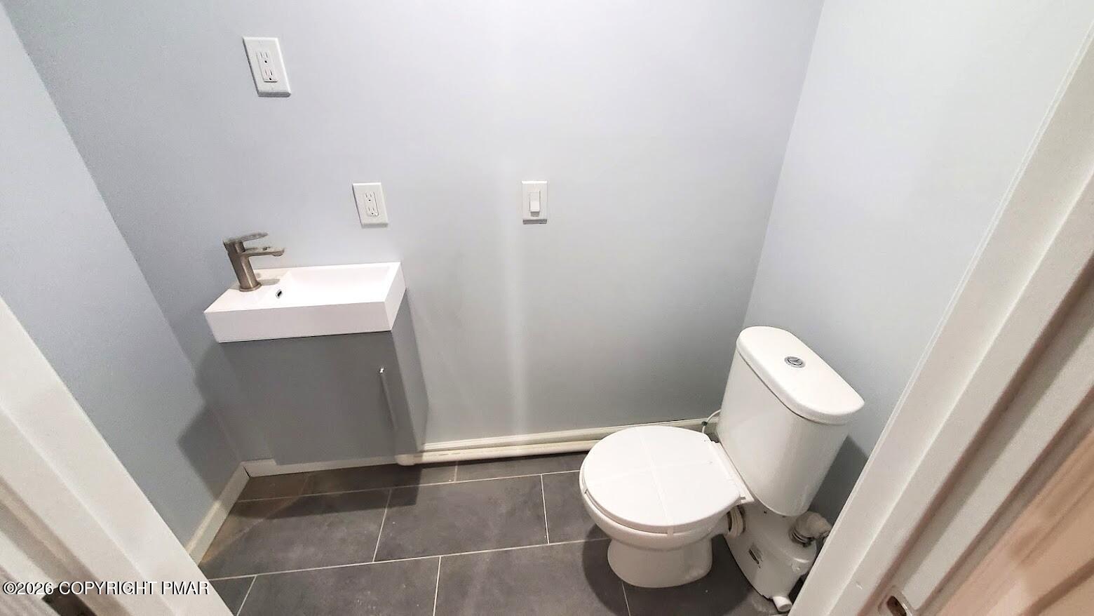 320 Canterbury Road Bushkill, PA 18324 - Photo 37 of 38 Lower level half bath
