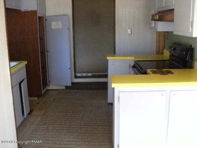 1152 Pine Tree Road Tobyhanna, PA 18466 - Photo 3 of 5 kitchen
