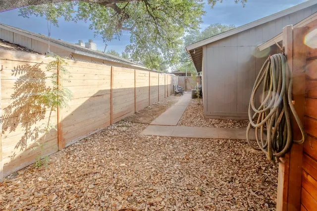 a view of a backyard