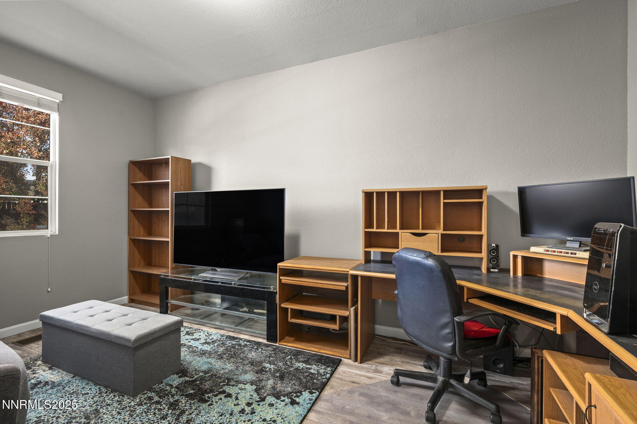 8963 Wynne Street Reno, NV 89506 - Photo 16 of 32 a livingroom with workspace and a window