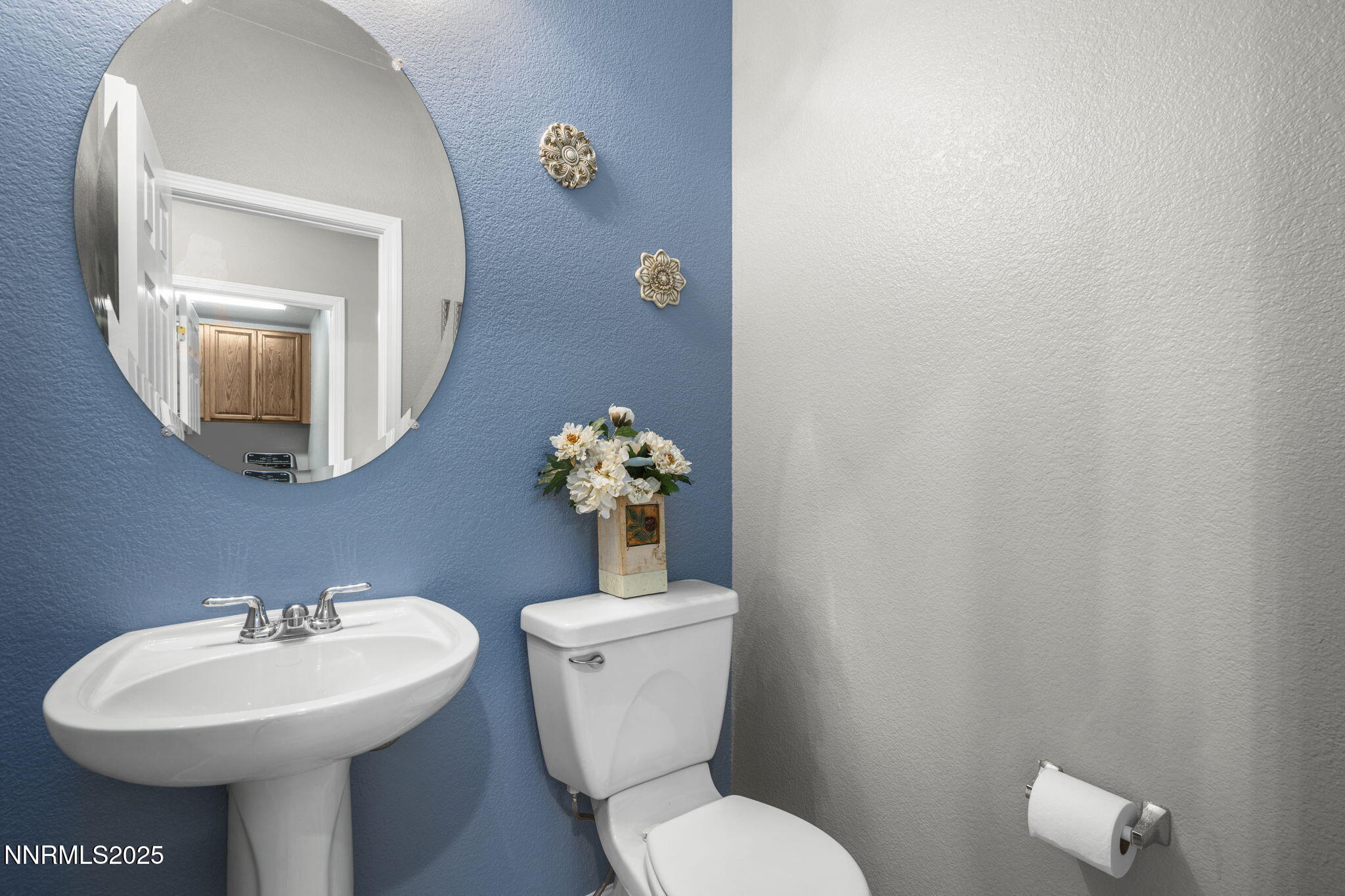 8963 Wynne Street Reno, NV 89506 - Photo 17 of 32 a bathroom with a toilet sink and mirror