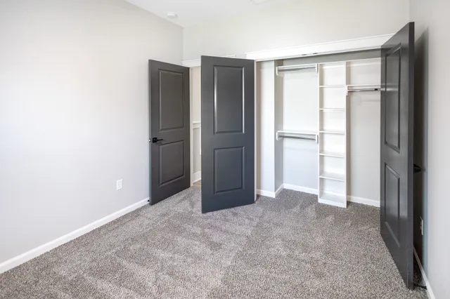 a view of empty room with closet and entryway