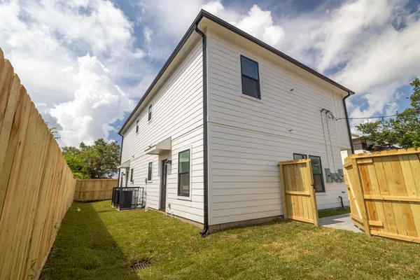 a view of a house with backyard