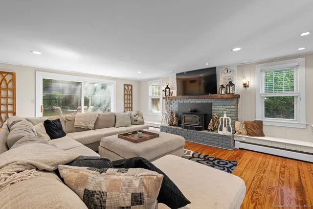 $725,000 | 74 Middle Quarter Road, Woodbury, CT 06798