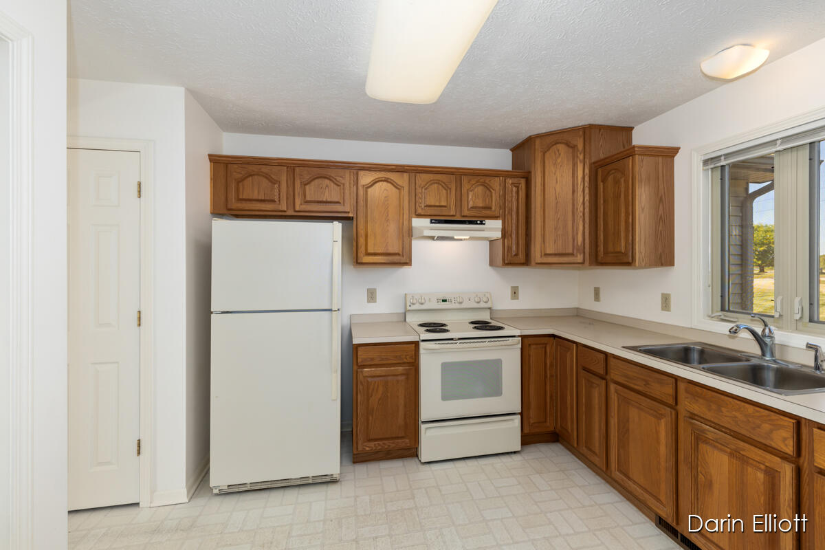 4275 West State Road Lansing, MI 48906 - Photo 7 of 28 IMG_1005