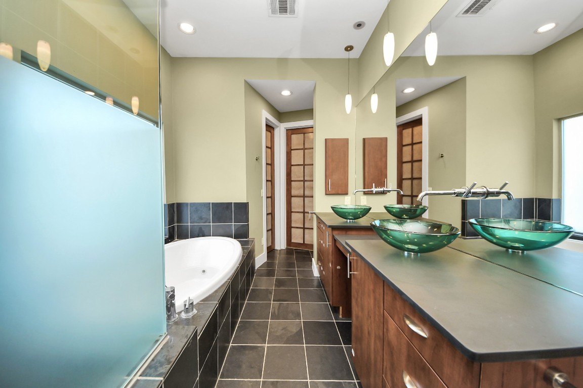 1610 Calumet Street Houston, TX 77004 - Photo 11 of 26 Large en suite in primary