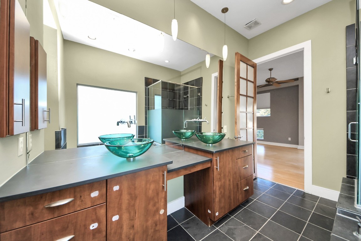 1610 Calumet Street Houston, TX 77004 - Photo 15 of 26 Spacious primary ensuite with double sinks