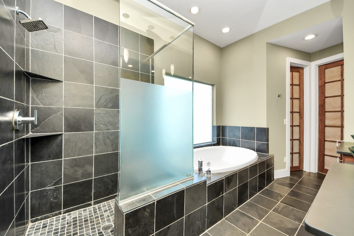 1610 Calumet Street Houston, TX 77004 - Photo 16 of 26 Separate Shower and tub