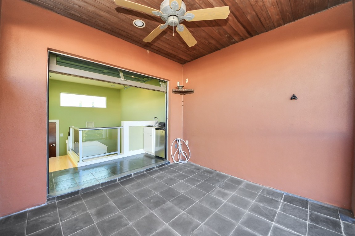 1610 Calumet Street Houston, TX 77004 - Photo 22 of 26 Covered roof top patio with gas hook up and ceiling fan