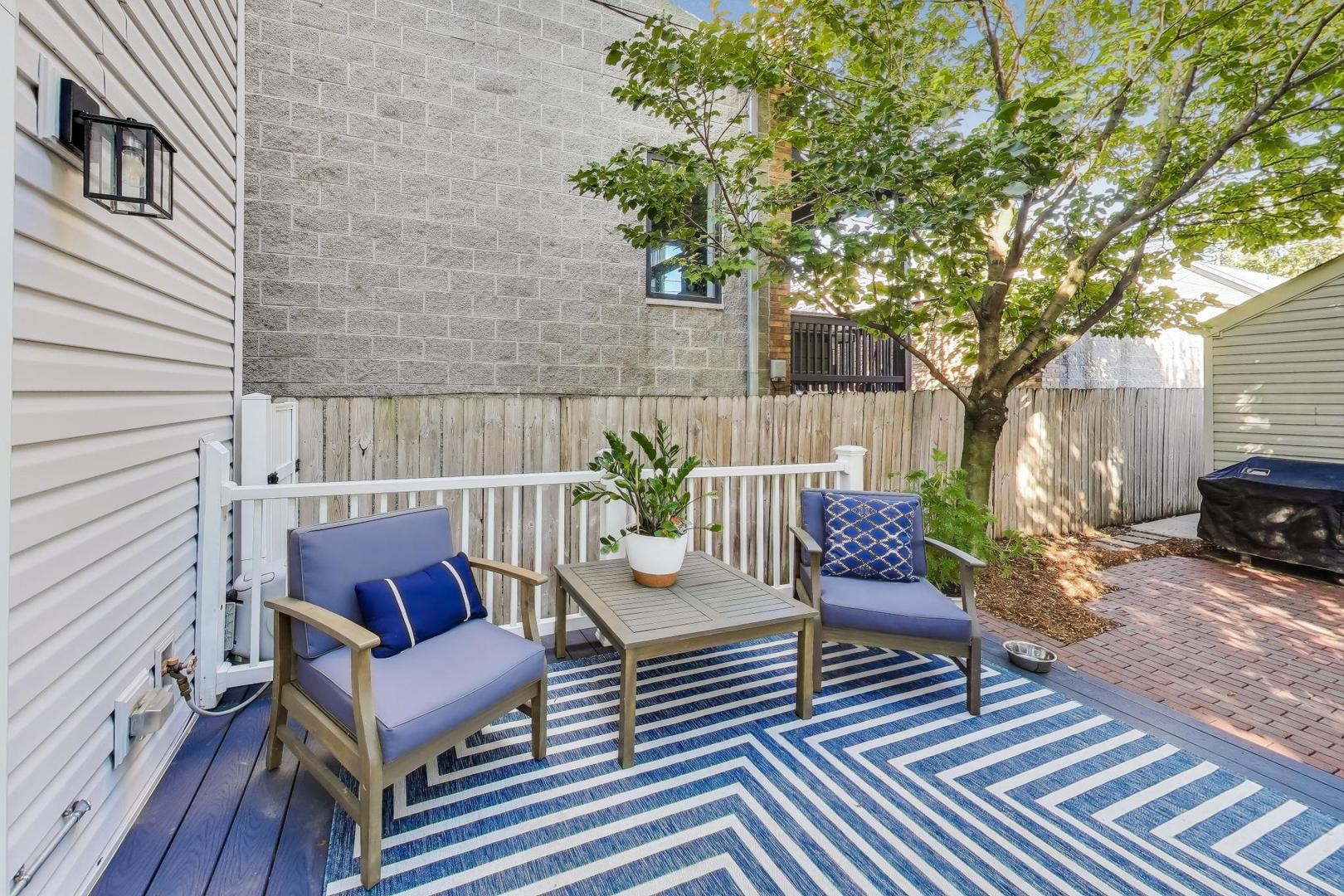 1614 West Erie Street Chicago, IL 60622 - Photo 38 of 50 a outdoor living space with patio furniture