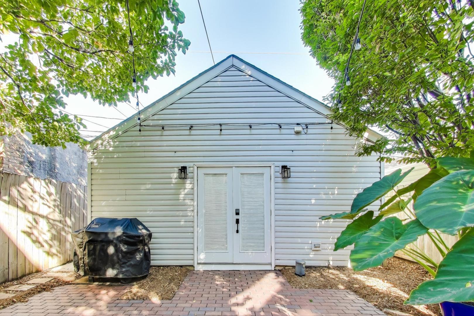 1614 West Erie Street Chicago, IL 60622 - Photo 44 of 50 a view of a house and a yard