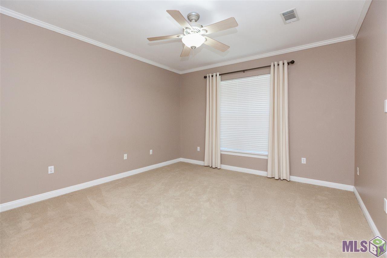 11025 Paddock Avenue Baton Rouge, LA 70816 - Photo 12 of 32 Large Master bedroom