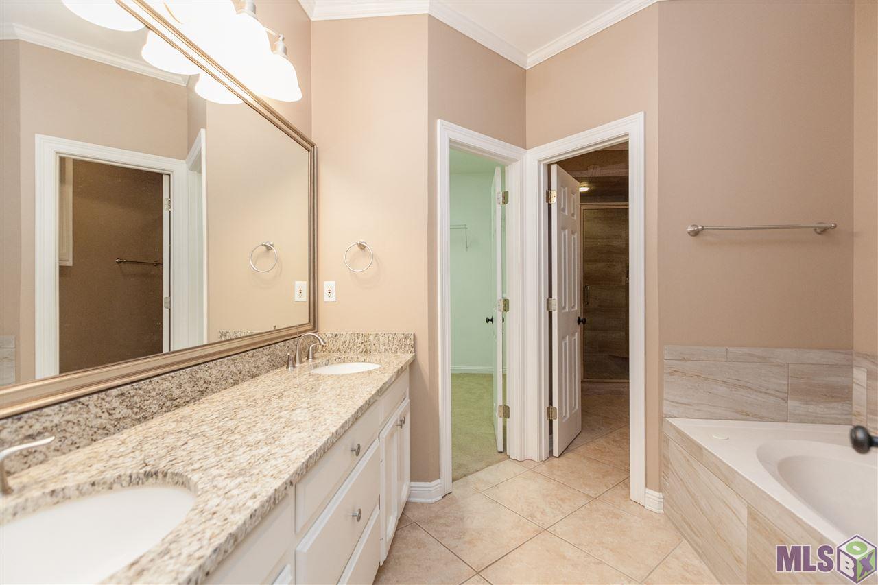 11025 Paddock Avenue Baton Rouge, LA 70816 - Photo 15 of 32 Master Bath with H/H vanities